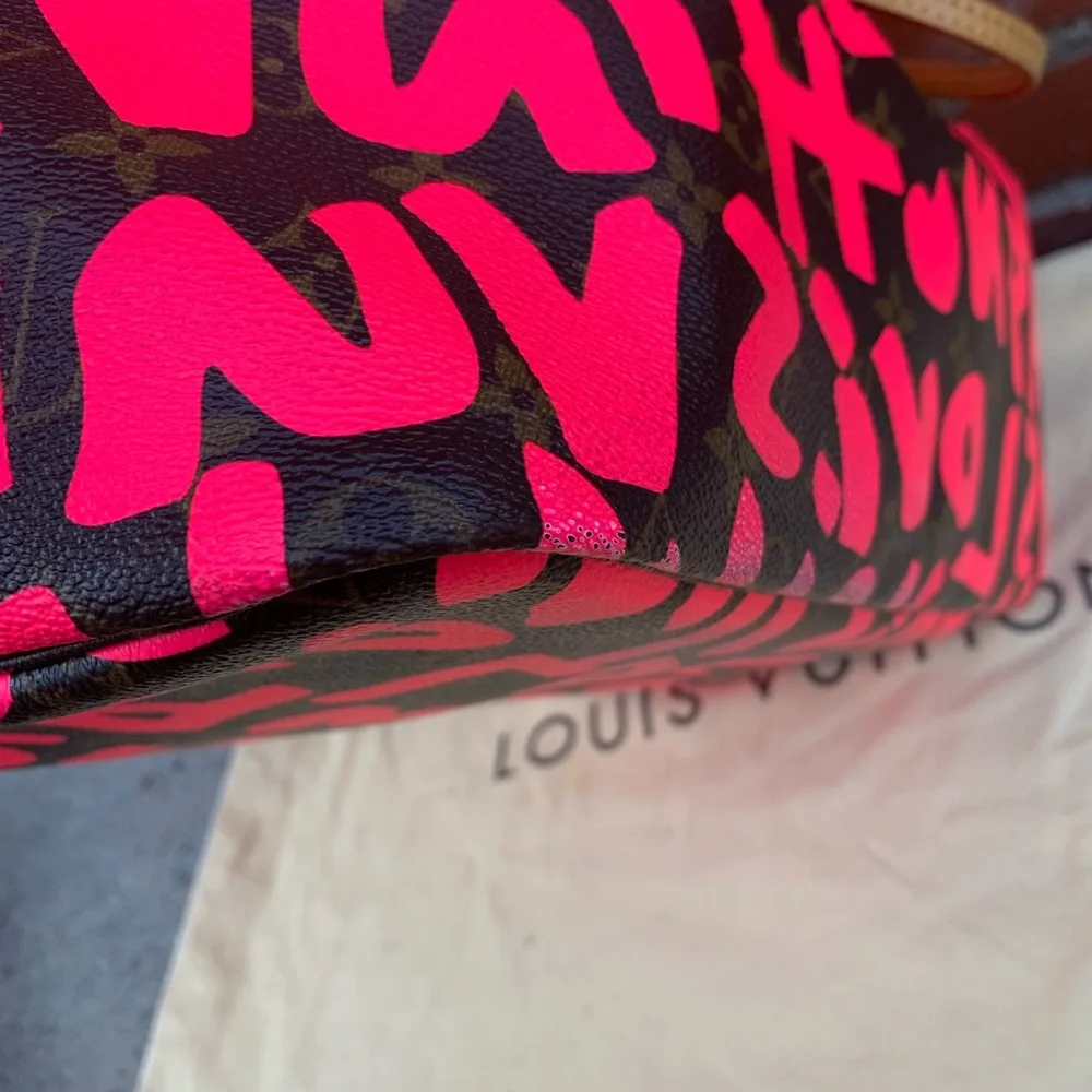 LOUIS VUITTON
Limited Edition Fuchsia Stephen Sprouse Graffiti Neverfull GM Bag - Picture 7 of 16